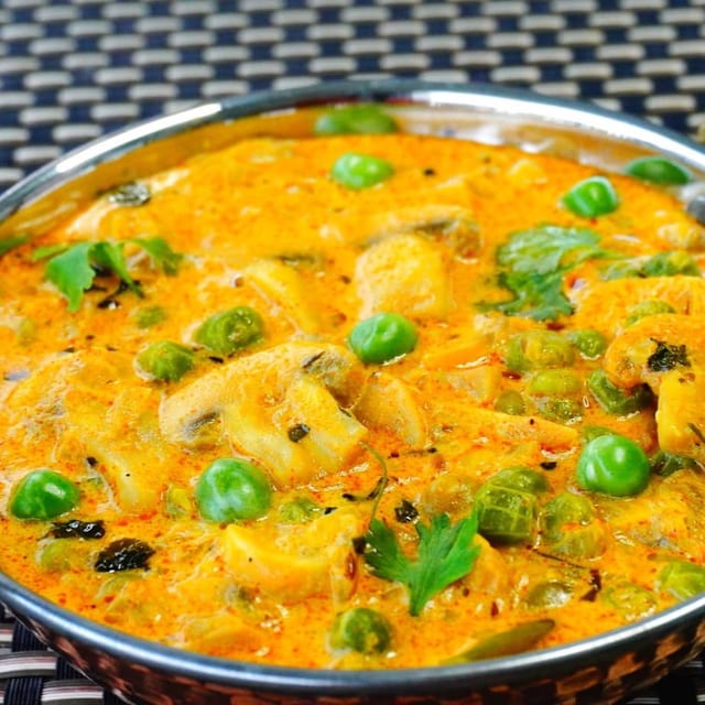 Mushroom Matar Malai Tray.