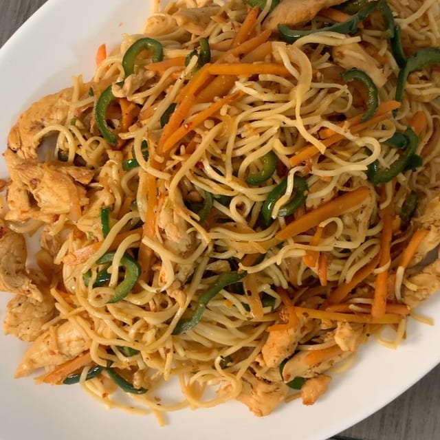 Chicken Hakka Noodles Tray.