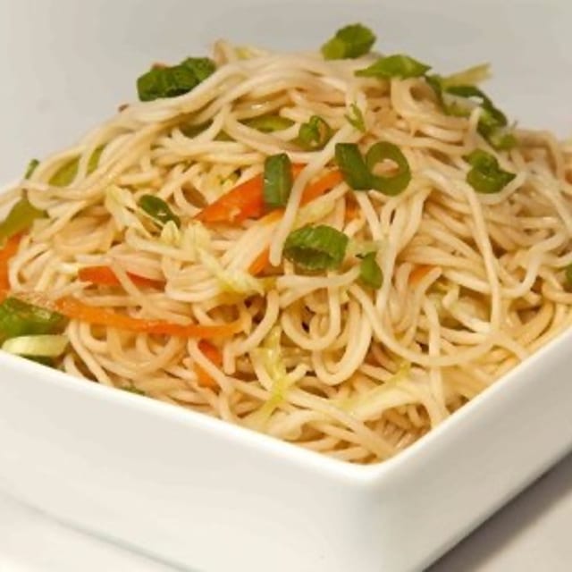 Vegetable Hakka Noodles Tray.