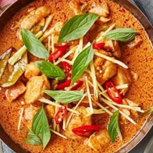 Chicken Thai Red / Green Curry Tray.