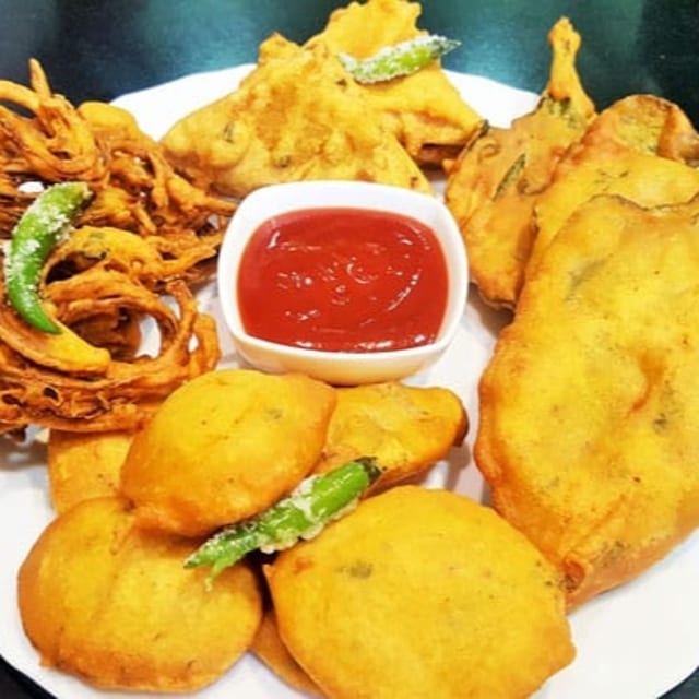 Mixed vegetable Pakoras Tray.